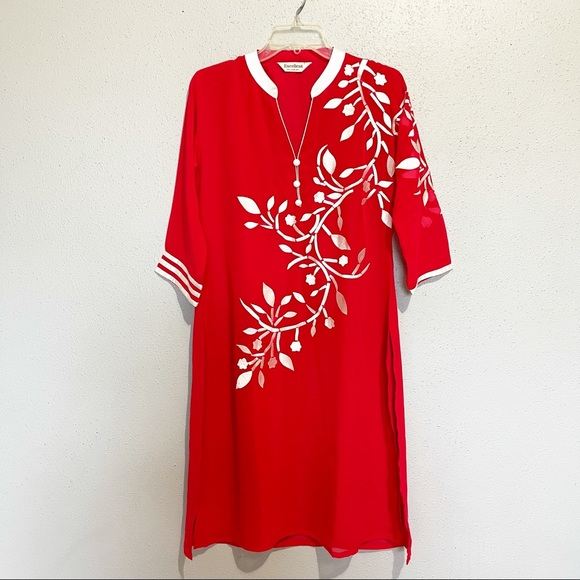 Excellent Thawb Red with Flower Embroidery - Picture 2 of 10